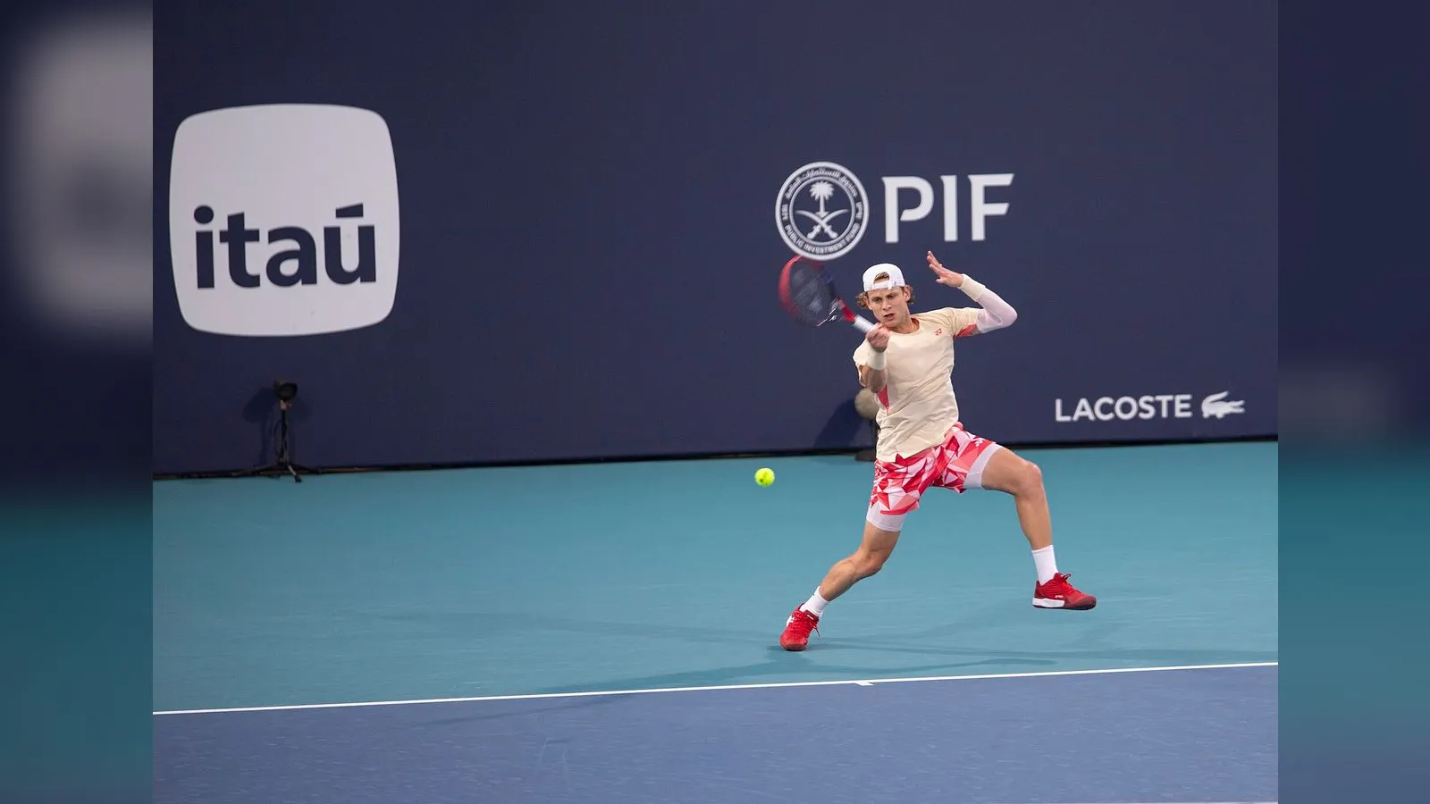 Belgian tennis player Zizou Bergs hitting a forehand on a hard court