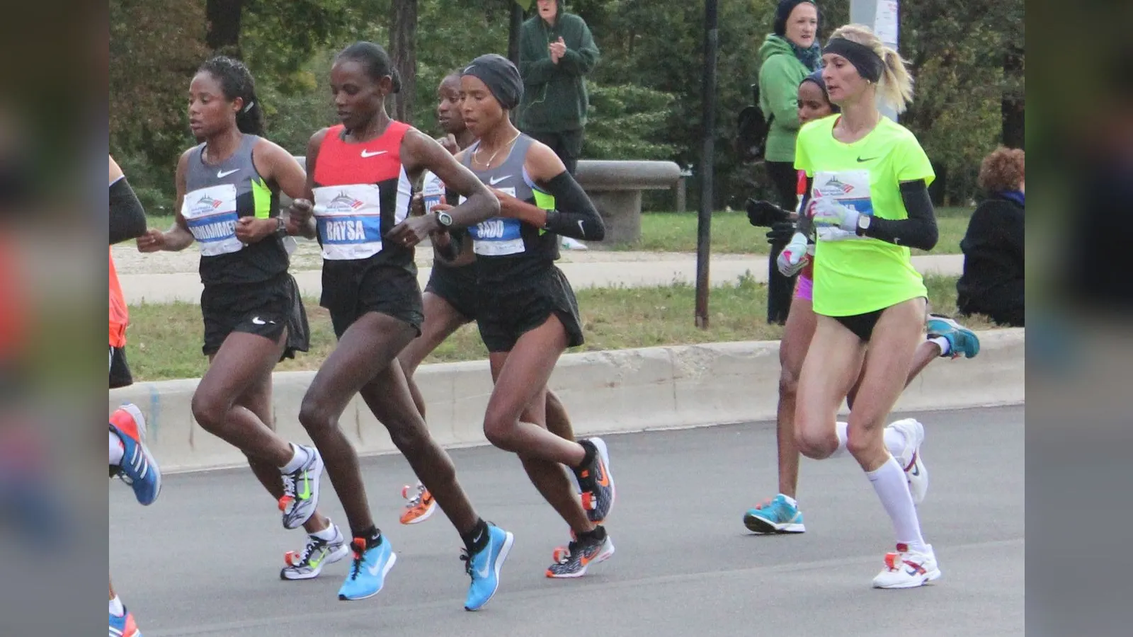 Leading women runners during the Chicago Marathon