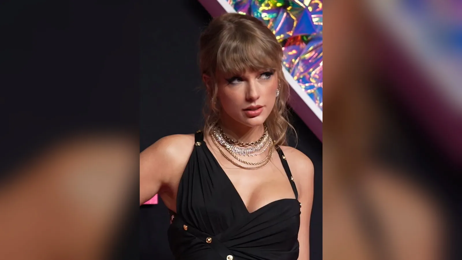 Taylor Swift in a black dress on the red carpet at the MTV Video Music Awards
